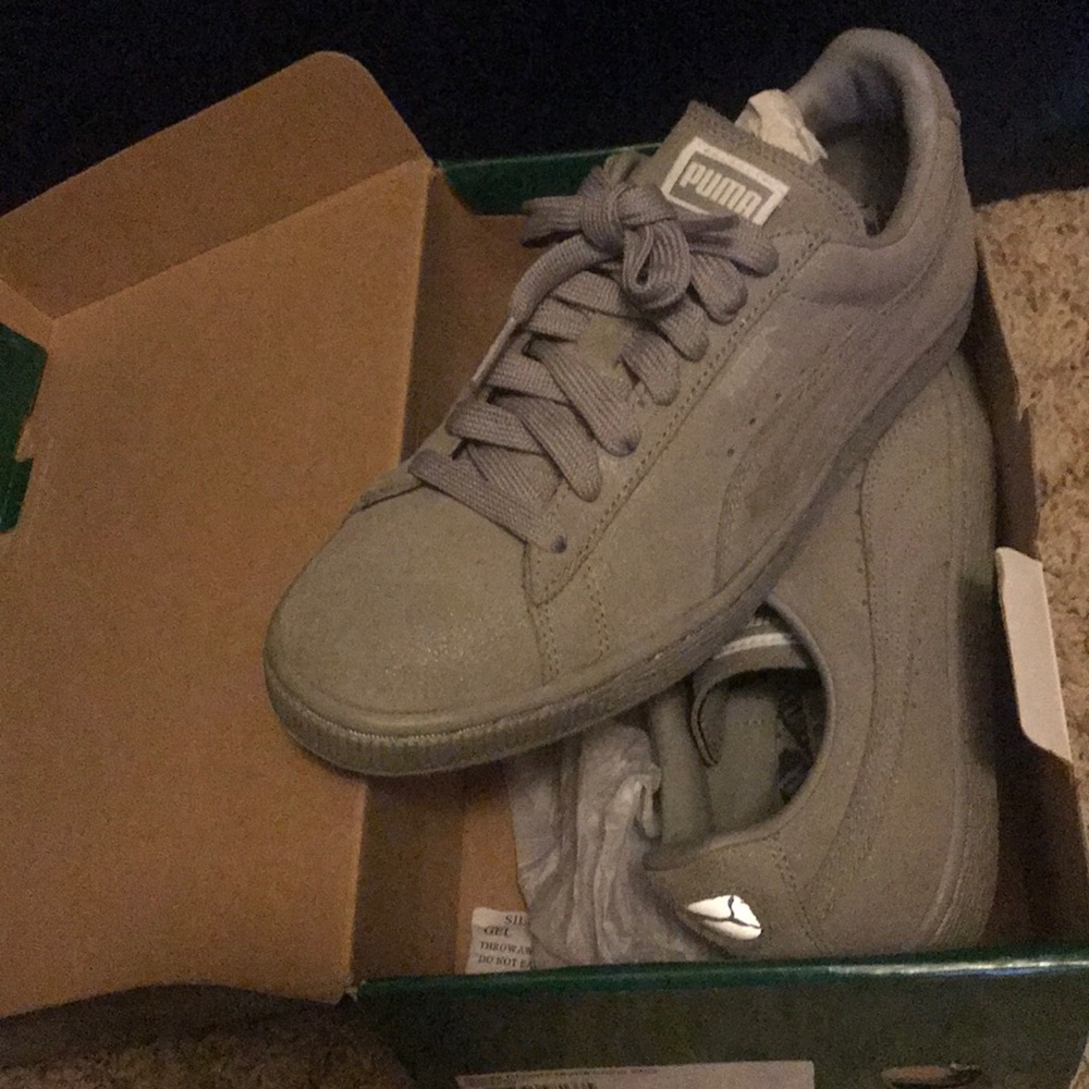 Grey women pumas
